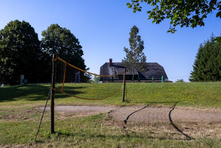 Dom na Šmohorju ima tudi odbojkarsko in nogometno igrišče. | Foto: Matej Podgoršek
