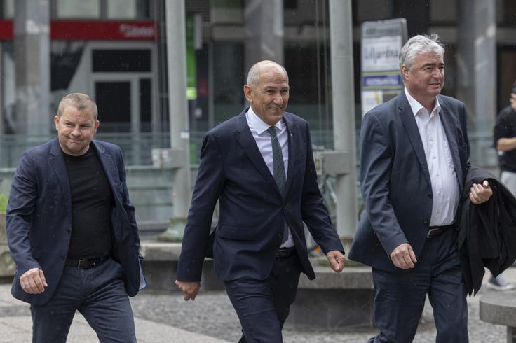 Borut Dolanc Borut Dolanc (levo) v družbi prvaka SDS Janeza Janše in evropskega poslanca Milana Zvera. | Foto: STA