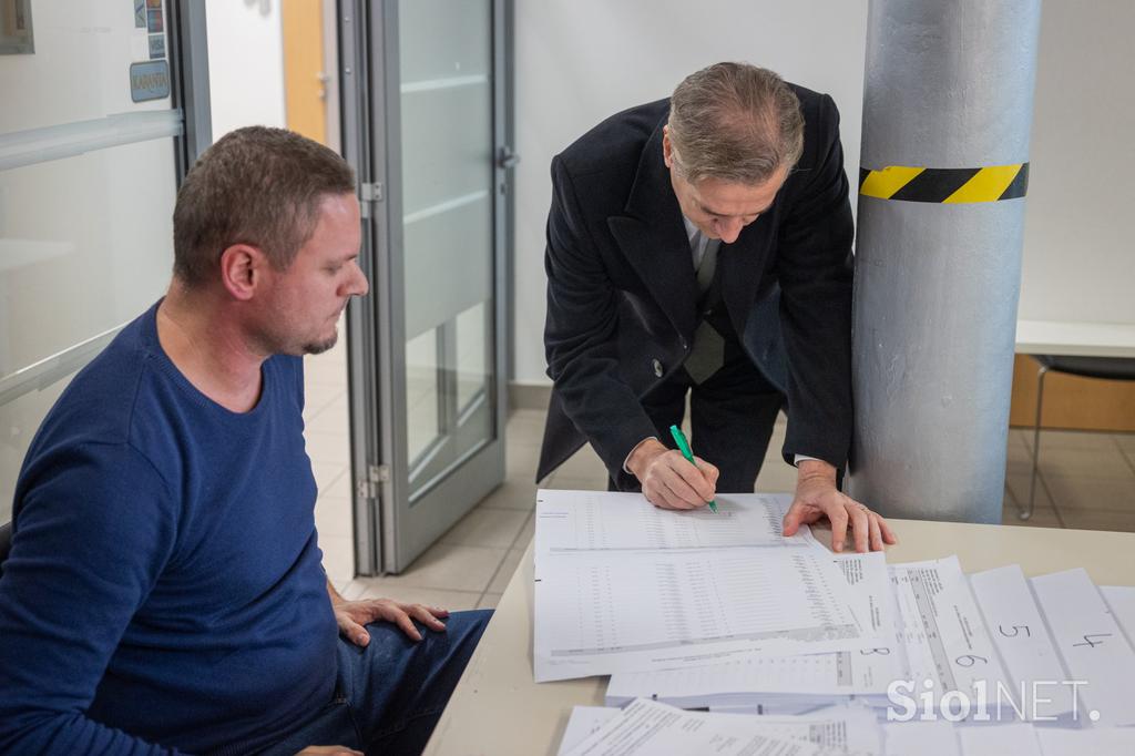 Premier Robert Golob in Tina Gaber Golob na predčasnem glasovanju pred referendumom o zakonu o pomoči pri prostovoljnem končanju življenja.