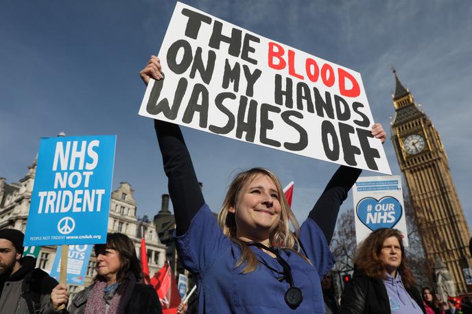 Protest britanskih zdravnikov, ki zahtevajo več denarja za britansko javno zdravstvo | Britanski zdravstveni delavci vnovič načrtujejo stavko; fotografija je iz 2017. | Foto Reuters