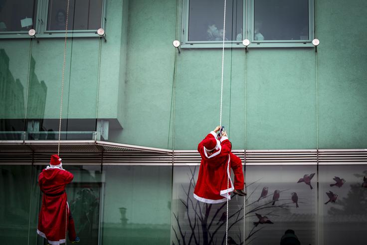 Tradicionalni spust božičkov s strehe Pediatrične klinike Tradicionalni spust božičkov s strehe Pediatrične klinike | Foto: Ana Kovač