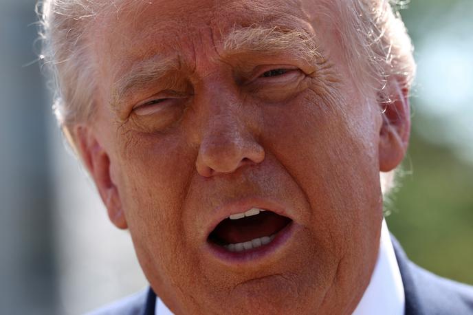 Donald Trump | Gre za simbolično zmago demokratov, saj resolucija ne bo dobila 51 glasov na senatnem glasovanju, prav tako pa republikanska večina v predstavniškem domu ne kaže volje za podoben ukrep, ki bo veljaven šele s Trumpovim podpisom. | Foto Reuters