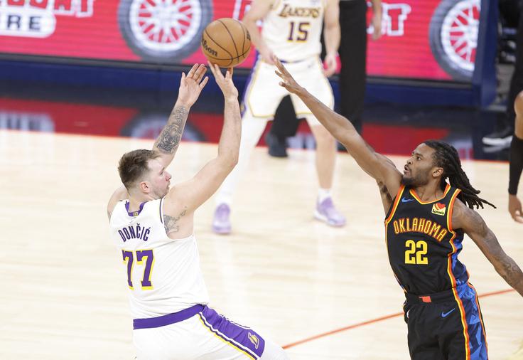 Pri pokrivanju Luke Dončića se je zvrstilo ogromno košarkarjev OKC. Eden izmed njih je bil tudi Cason Wallace. | Foto: Reuters