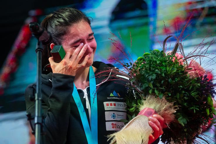 Druga junakinja sprejema je bila Mia Krampl, 19-letnica iz Golnika, ki je v Hačiodžiju na Japonskem osvojila 2. mesto v težavnostnem plezanju. Mladenka, ki je odlična tako v težavnosti kot balvanskem plezanju (maja letos je v Münchnu osvojila 3. mesto), ob vprašanju voditelja Mateja Hrastarja, ali so po uspehu kdaj na plano udarila čustva, teh ni več mogla zadržati. Ko se je na odru razjokala ona, se je tudi marsikdo v občinstvu. | Foto: Grega Valančič/Sportida