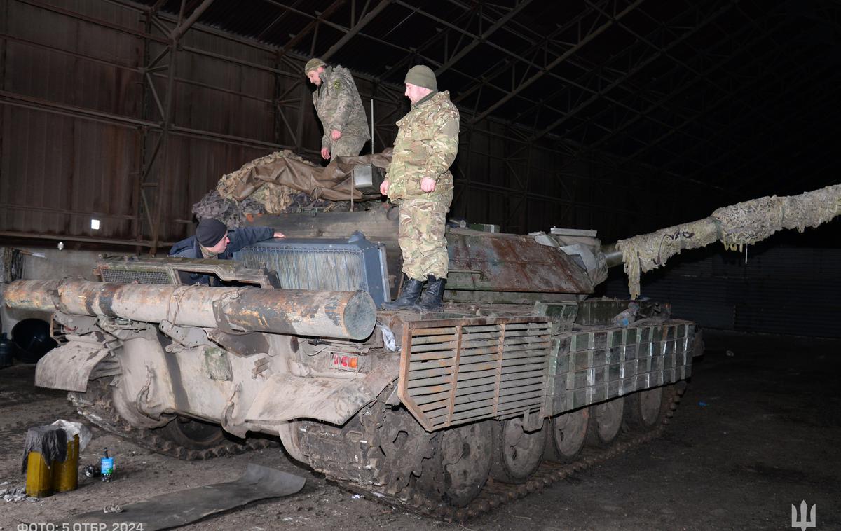 Tank M-55S in ukrajinski vojaki | Slovenske M-55S so najprej dodelili 47. mehanizirani brigadi, ki ni z njimi nikoli odšla v boj. Tanke je namreč dobila 67. mehanizirana brigada, zdaj pa so pristali v peti tankovski brigadi (na fotografiji). | Foto Ukrajinska vojska/5. tankovska brigada