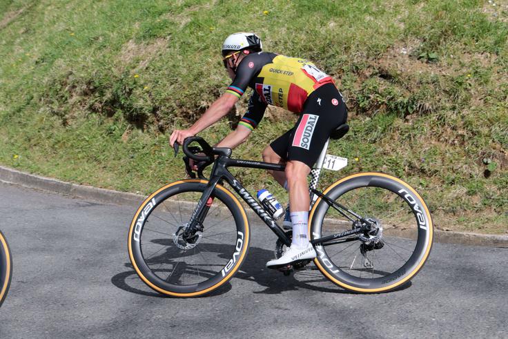 "Kolesarji so se po zlomu ključnice že vračali na tekmovanja 14 dni po operaciji. Bolj skrb zbujajoč za Evenepoela in Soudal-QuickStep je zlom lopatice."  | Foto: Guliverimage