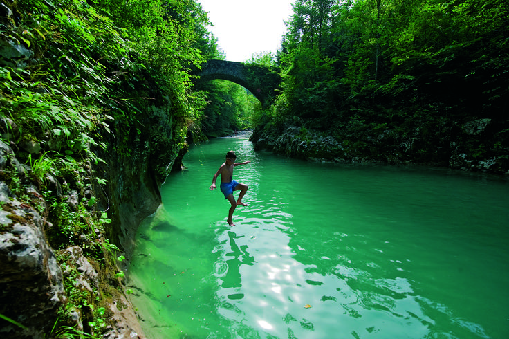 Reka Nadiža je poleti med plavalci izjemno priljubljena, saj je kar nekaj stopinj toplejša od Soče. Foto: Srdjan Živulović, vir: www.slovenia.info.
 | Foto: 