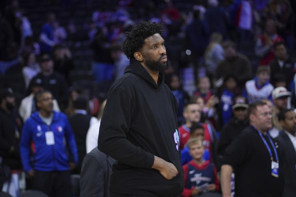 Joel Embiid zaradi incidenta z novinarjem začasno izključen