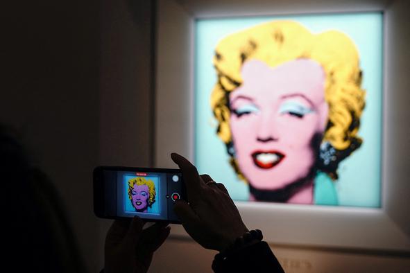 Za kultni portret Marilyn Monroe si na dražbi obetajo 180 milijonov evrov