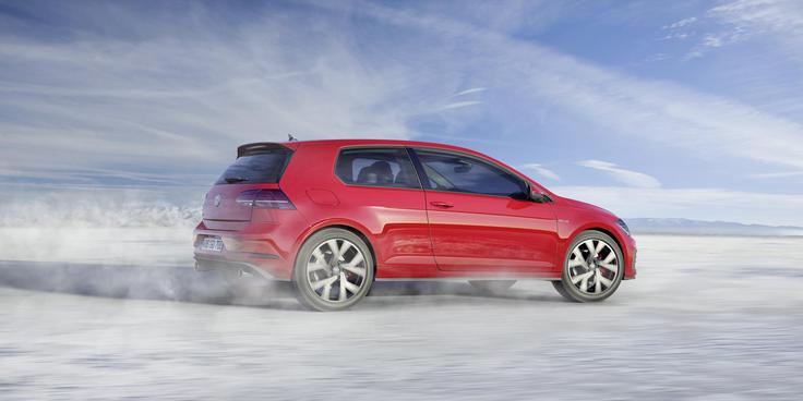 Novi volkswagen golf bo imel prvič do zdaj možnost 12,5-palčne digitalne armature, možnost upravljanja infozabavnega sistema z ročnimi gestami, stalno bo povezan z internetom in bo pri mestnih hitrostih znal voziti tudi samodejno. Novost v ponudbi bodo žarometi LED in tudi novi litrski trivaljni bencinski motor. | Foto: Volkswagen