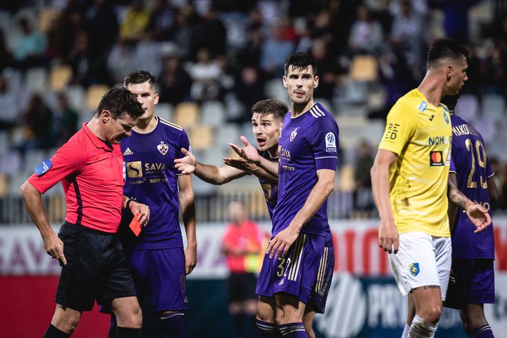 Sodnik Matej Jug je Blažu Vrhovcu na začudenje občinstva pokazal rdeči karton. | Foto: Blaž Weindorfer/Sportida