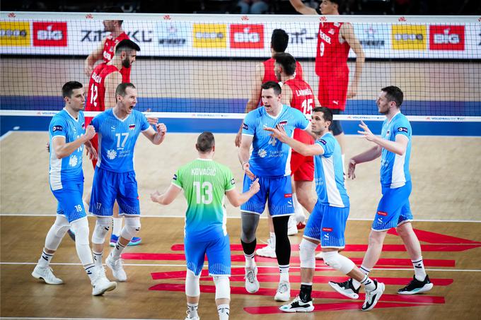 Slovenci so z zmago začasno skočili na prvo mesto lestvice lige narodov. | Foto: VolleyballWorld