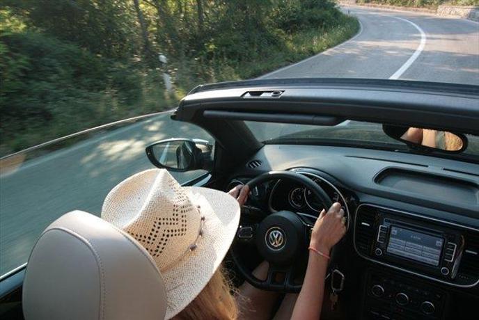 Vročinski val in avtomobili: nevarnosti vožnje z odprto streho