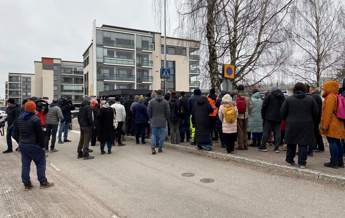 napad na Finskem | Pred šolo se je zbrala množica ljudi. Učenci so po napadu ostali v svojih učilnicah, starši pa so se zgrnili v šolo, kjer je zanje poskrbela policija, poročanje finske javne televizije Yle povzema AFP.   | Foto Reuters