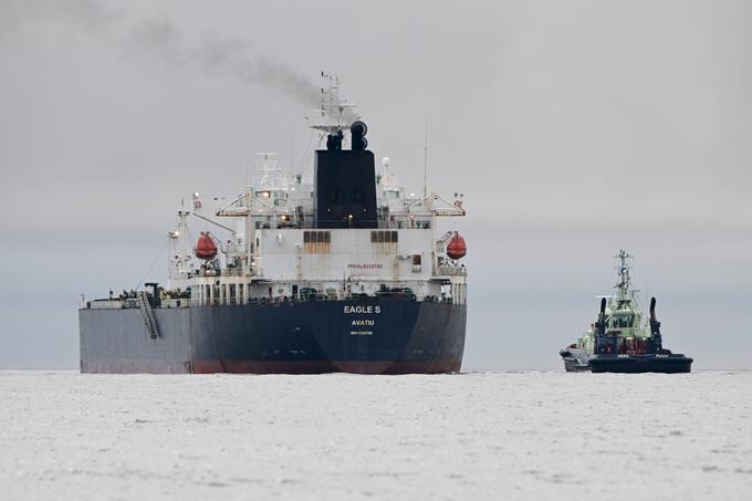 Na Zahodu številni domnevajo, da tankerji ruskega tajnega ladjevja sodelujejo tudi pri vohunjenju. Na fotografiji: tanker Eagle S, ki pluje pod zastavo Cookovih otokov in za katerega se sumi, da naj bi vohunil za Natovimi ladjami in letali. | Foto: Guliverimage