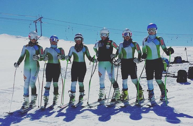 Ana Bucik, Maruša Ferk, Katarina Lavtar, Vanja Brodnik, Tina Robnik in Klara Livk so začetek poletja pričakale na snegu. | Foto: 