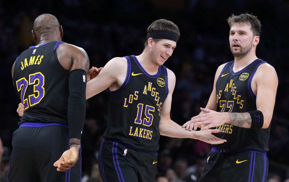 LeBron James Austin Reaves Luka Dončić | Pri Los Angeles Lakers vlada sproščeno vzdušje. Po vrnitvi LeBrona Jamesa in zmagi nad Utah Jazz je bilo veselje že toliko bolj prešerno. | Foto Reuters