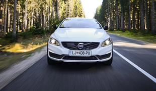 Volvo V60 cross country D3 - šved po meri aktivne slovenske vozniške duše