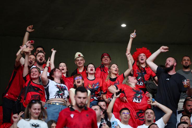 Albanski navijači so napolnili stadion v Tirani do zadnjega mesta. | Foto: Reuters
