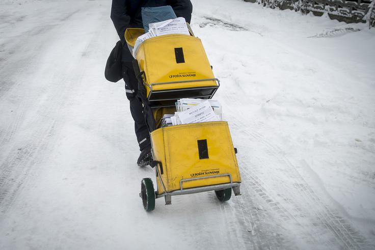 Čeprav je (tudi) zaradi digitalizacije in debirokratizacije število pisem vedno manjše, ostaja pisemsko poslovanje še vedno pomemben vir prihodkov Pošte Slovenije. | Foto: Ana Kovač