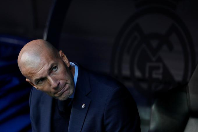 Zinedine Zidane je v prvenstvu močno zaostal za Barcelono. | Foto: Reuters