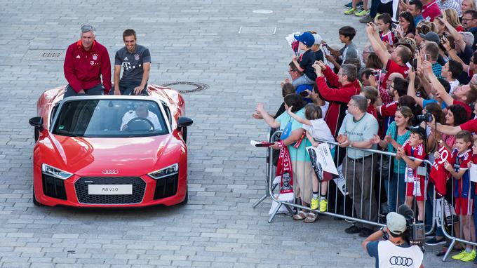 Trener Carlo Ancelotti se je na prizorišče pripeljal v družbi Philippa Lahma in audija R8. Ancelotti je že pred tem dobil novega audija S8 plus. | Foto: Audi