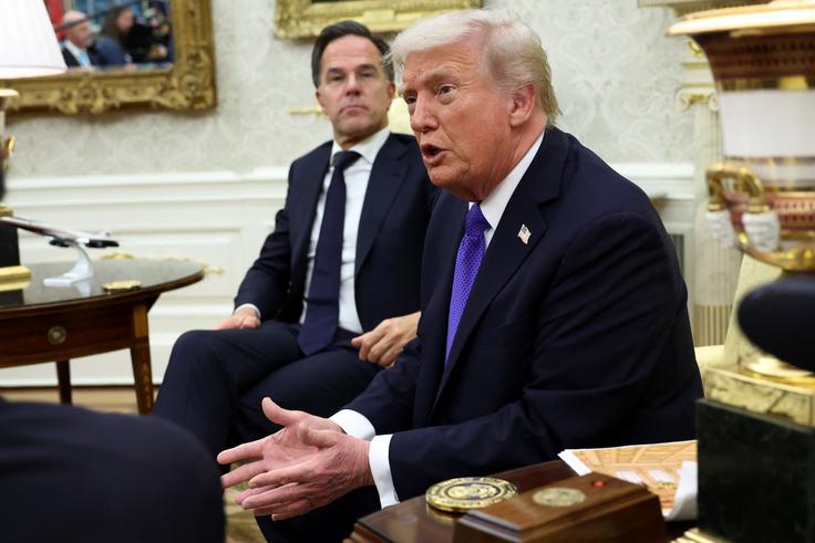 Izrazil je prepričanje, da bo Rutte (v ozadju) Španijo uspel prepričati, da za obrambo nameni pet odstotkov svojega BDP-ja, poroča španska tiskovna agencija EFE. | Foto: Reuters