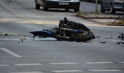 Nov trend med mladimi: snemali so se med vožnjo z motorjem, medtem ko jih je lovila policija #video