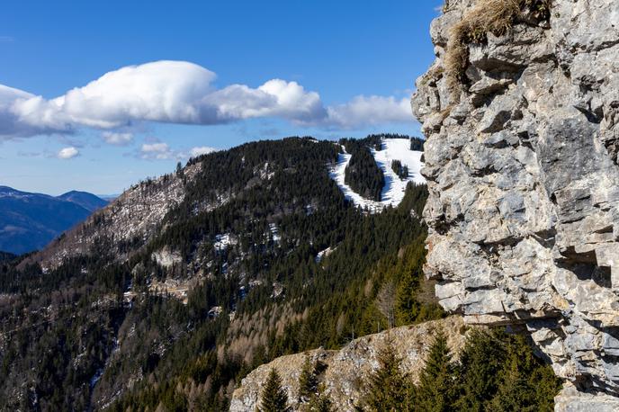 Javorca Golte | Za robom od Janezovega bivaka je lep pogled na smučišča na Golteh – in še lepši v samo dolino! Nebeški. | Foto Matej Podgoršek