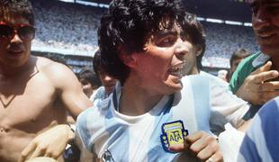 Na dražbi dres, ki ga je Maradona nosil ob božji roki