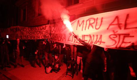 Dogajanje se stopnjuje, protestniki zakurili bakle #vŽivo