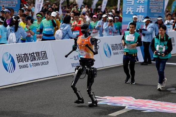 Roboti na polmaratonu v Pekingu krepko za rekreativci #foto #video