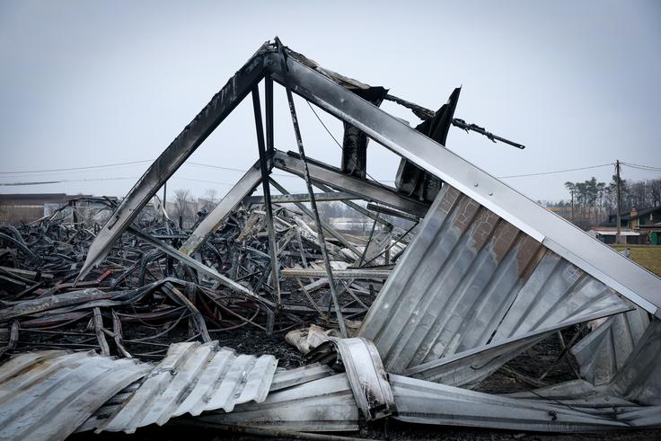 V požaru na Teznem je zgorelo sedem šotorskih skladišč s plastičnimi izdelki, škoda pa bo merjena v milijonih evrov. | Foto: Ana Kovač