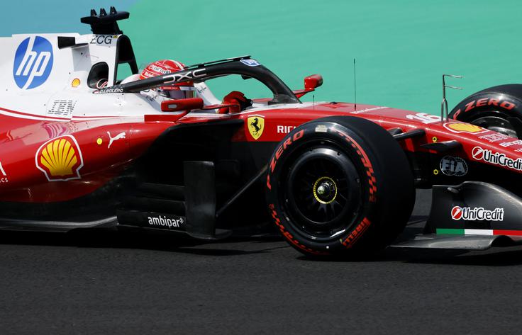 Charles Leclerc upa, a na verjame, da bi res lahko ogrozil Mercedesov dvojec. Lewis Hamilton na treningih in kvalifikacijah ni bil tako hiter kot v Šanghaju. | Foto: Reuters