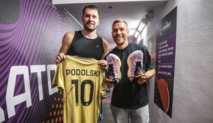 Dončić legendarnega Nemca obdaril s športnimi copati #video