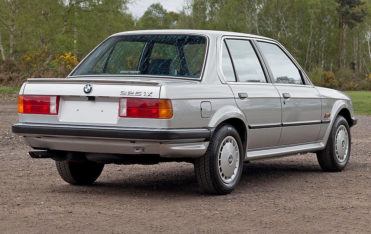 BMW 325 iX | Na prvi pogled ta BMW ne deluje nič posebnega, a so v 34 letih z njim prevozili le 508 kilometrov. | Foto SuperVeturra