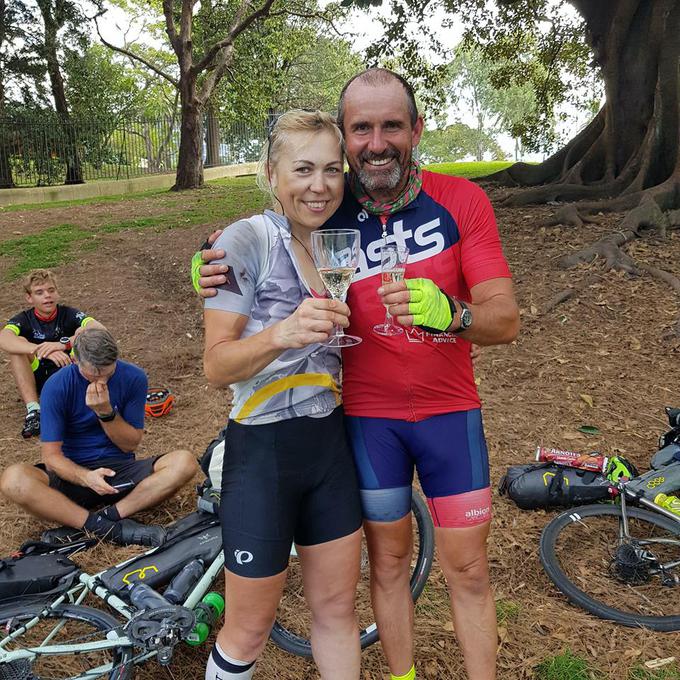 Zadnje kilometre je prepeljala v družbi avstralskega novinarja in kolesarja Ruperta Guinnessa, spodbujali pa so jo tudi v Sydneyju živeči Slovenci. | Foto: osebni arhiv/Lana Kokl