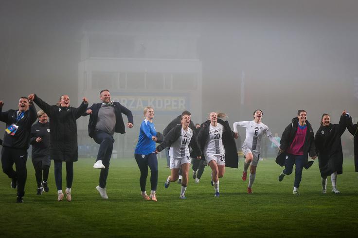 Veselje slovenskih nogometašic in strokovnega štaba po zgodovinski zmagi nad Avstrijo. | Foto: Luka Kotnik