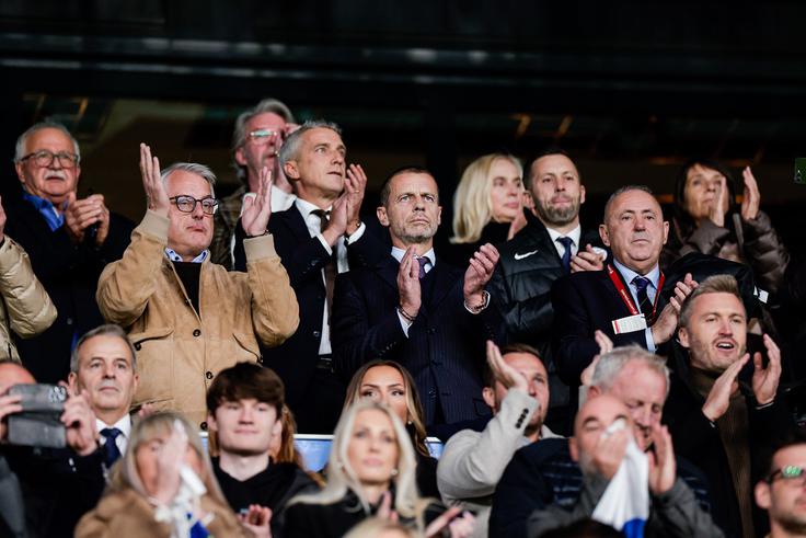 Častna tribuna, na kateri je spremljal dvoboj tudi prvi mož evropskega nogometa Aleksander Čeferin, je zaman čakala na slovenski zadetek. | Foto: Aleš Fevžer