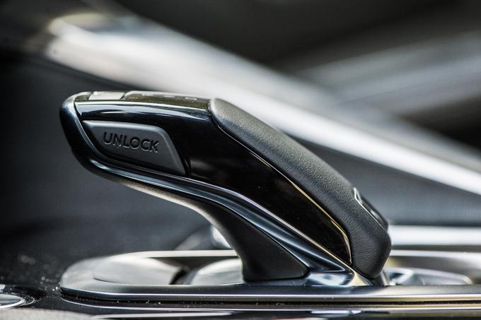 Ni potrebno, da je družinsko vozilo dolgočasno. Peugeot 5008 to teorijo postani na laž s številnimi atraktivnimi elementi, ki v smiselno celoto zaokrožijo videz potniške kabine. | Foto: Klemen Korenjak