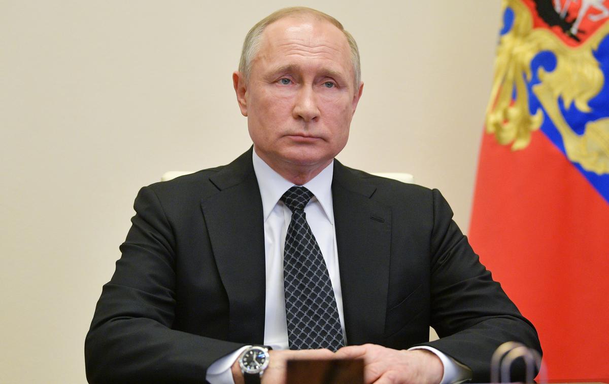 Vladimir Putin | Tako kot za druge svetovne voditelje je tudi za ruskega predsednika Vladimirja Putina pandemija novega koronavirusa velik izziv, a tudi velika nevarnost. Od tega, kako uspešen bo v spopadu z nevarnim virusom, bo morda odvisna tudi njegova nadaljnja politična kariera. | Foto Reuters