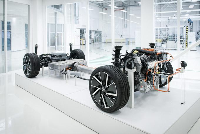 Škoda lahko v svoji tovarni na leto sestavi skupaj 180 tisoč baterijskih paketov za priključne hibride v skupini Volkswagen. | Foto: Škoda