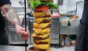Padel nov rekord: v 11 minutah pojedel trikilogramski burger #video