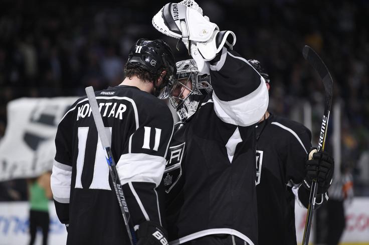 Vratarja Jonathan Quick in Darcy Kuemper dobro opravljata svoje delo. | Foto: Getty Images