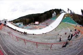 Domačini tlakujejo cesto Schlierenzauerju