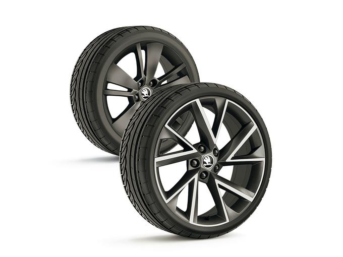 K natančnosti vodenja in občutku odzivnosti na volanu prispevajo (vsaj) 18-palčna lita platišča z nizkopresečnimi pnevmatikami. | Foto: 