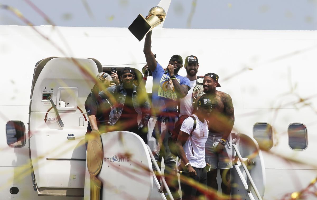 Kyrie Irving 2016 | Kyrie Irving in soigralci so leta 2016 pokal za prvaka lige NBA pripeljali v Cleveland. | Foto Guliverimage