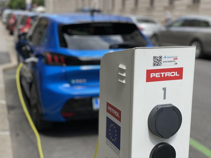 V mestih so javne polnilnice z izmeničnim tokom. Cenejše so kot tiste ob avtocestah, a polnjenje je zato dolgotrajno. Primerne so za tiste, ki imajo v mestu tudi sicer daljše opravke. | Foto: Gregor Pavšič