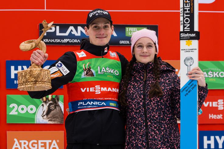 Domen Prevc je prejel poseben pokal, ki ga je zasnovala 14-letna Zala Ban. | Foto: Grega Valančič