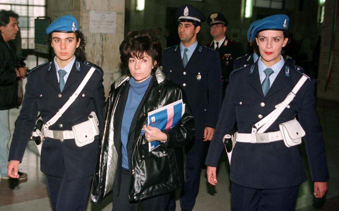 Patrizia Reggiani ob odhodu s sodišča leta 1998 | Foto: Reuters